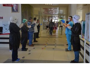 Antalya'da koronavirüsü yenen tır şoförü alkışlarla taburcu edildi