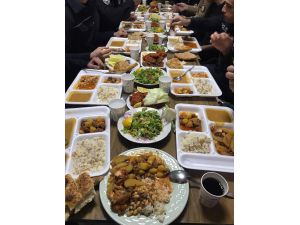 İzmirli kadınlar polis ve bekçilere iftarlık hazırladı
