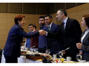 Akşener, medya temsilcileriyle buluştu