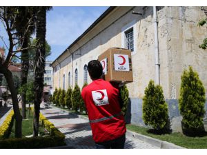 Türk Kızılay'dan ihtiyaç sahibi Rum ailelere gıda yardımı