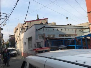 Adana'da elektrik tellerine takılan uçurtmasını almak isteyen çocuk akıma kapıldı