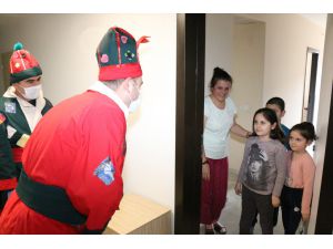 Sivas'ta karantinadaki çocuklara "Karagöz ve Hacivat" sürprizi