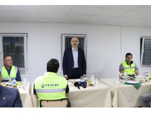 Ulaştırma ve Altyapı Bakanı Karaismailoğlu, Sakarya'da işçilerle iftar yaptı