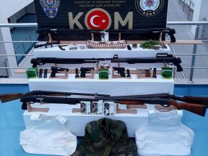 Adana'da çok sayıda silah ele geçirildi: 10 gözaltı