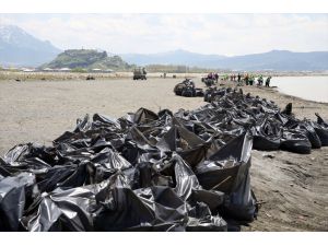 100 kişilik ekip Van Gölü sahilinde 110 ton çöp topladı