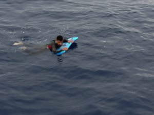 Bodrum'dan Yunanistan'a sörf tahtasıyla geçmeye çalışan sığınmacı yakalandı