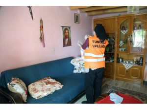 Tunceli'de Vefalı eller yaşlıların evlerini temizlemeye devam ediyor