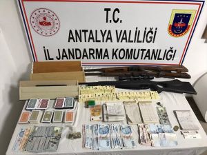 Antalya'da otelde kumar oynayan ve oynatan 11 kişiye 160 bin lira ceza