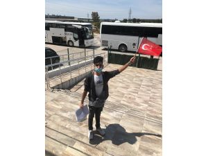 İzmir'de karantina süresi dolan vatandaşlara fidan hediye edildi