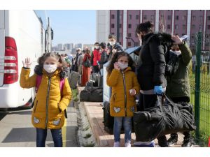 Sivas'ta karantina süresi sona eren 574 kişi memleketlerine uğurlandı