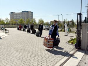 Aksaray'da karantina süreleri dolan 348 kişi memleketlerine uğurlandı