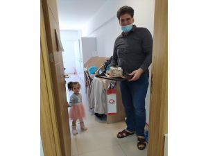 Çankırı'da karantinada olan 3 yaşındaki çocuğa doğum günü sürprizi