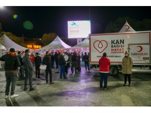 Türk Kızılay İzmir Şubesi çalışanları ve gönüllülerinden kan bağışı