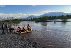 Karasu Nehri’nde mahsur kalan çocuğu ekipler kurtardı