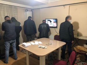 Kars'ta kumar oynarken yakalanan 8 kişiye sosyal mesafeyi ihlalden para cezası