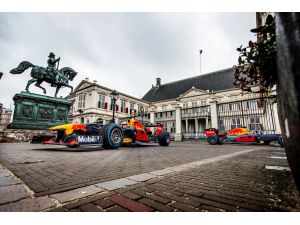 Max Verstappen ve Alexander Albon, F1 araçları ile Hollanda caddelerinde tur attı