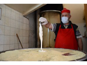 Demirci'nin ramazan geleneği "susamlı helva" 120. yılını kutluyor