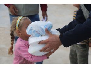 AKMER'den Suriye kamplarındaki yetimlerin ailelerine iftarlık yardımı