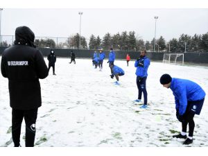 Erzurumspor, kar yağışı altında antrenmanlara başladı