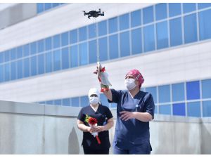 Koronavirüsle mücadele eden sağlık çalışanlarına drone ile Anneler Günü sürprizi