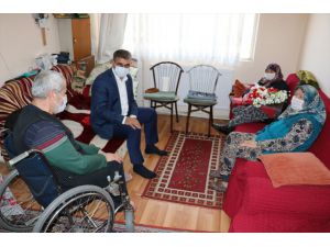 Karabük Valisi Gürel'den 106 yaşındaki Zöhre nineye Anneler Günü ziyareti