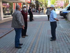 Bursa ve çevre illerde 65 yaş üstü vatandaşlar güneşli havada yürüyüş yaptı