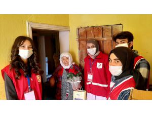 Kızılay gönüllülerinden 90 yaşındaki Fatma nineye Anneler Günü kutlaması