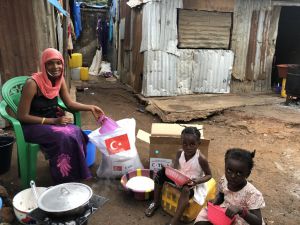 Türkiye'den Gine'de Kovid-19'dan etkilenen bin aileye yardım