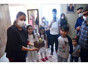 Anne ve babasından ayrı kalan Mehmet Buğra'ya sürpriz doğum günü
