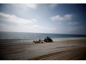 Turizm merkezi Antalya ile Muğla'da meydan ve sahiller boş kaldı