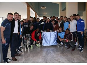 Trabzonsporlu Yusuf Yazıcı'ya sürpriz doğum günü kutlaması