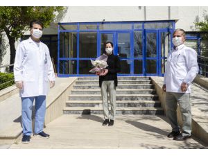 Ankara'da koronavirüsü yenen hastane çalışanı görevine başladı