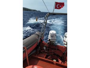 İzmir'de yelkeni kırılan teknesinde mahsur kalan genci deniz polisi kurtardı