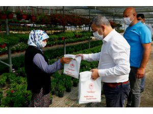 İzmir'de tarım işçilerine 100 bin ücretsiz maske dağıtıldı