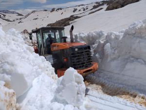 Antalya'nın Göktepe Yaylası'nda karla mücadele çalışmaları sürüyor