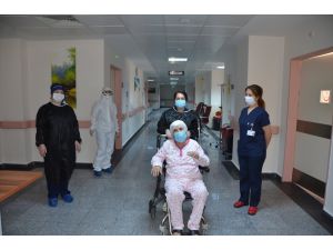 Kovid-19 mücadelesini kazanan 77 yaşındaki kadın taburcu edildi