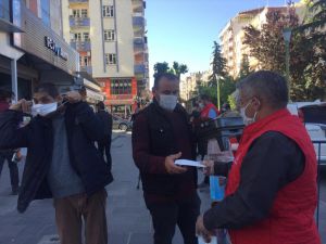 Siirt'te Vefa Sosyal Destek Grubu, vatandaşlara maske dağıttı