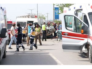 Sakarya'da işçi servisiyle kamyonet çarpıştı: 5 yaralı