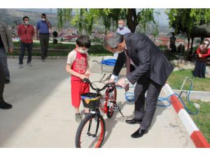 Kastamonu'da karantinadaki çocuğa Kaymakam Pişkin bisiklet hediye etti