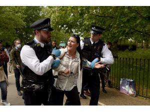 Londra'da sokağa çıkma kısıtlamalarına karşı gösteri düzenlendi