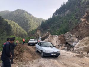 Adana'da düşen kayaların kapattığı Feke-Saimbeyli kara yolu ulaşıma açıldı