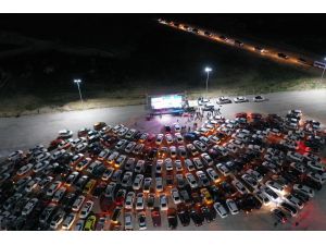 Nevşehir'de "açık hava sineması" etkinliğine katılanlar gösterimdeki filmi araçlarından izledi