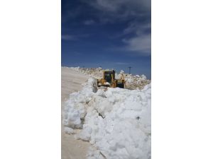 Hakkari'de baharda karla mücadele sürüyor