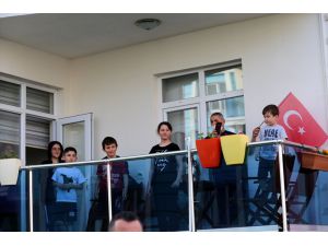 Sivas'ta "Evde kal" çağrısına uyan vatandaşlar balkonlarında spor yaptı