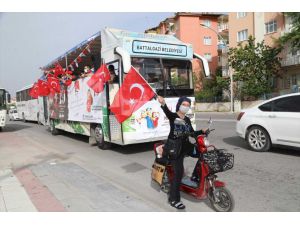 Malatya'da otobüsle sokakları dolaşan gönüllü gençlerin 19 Mayıs coşkusu