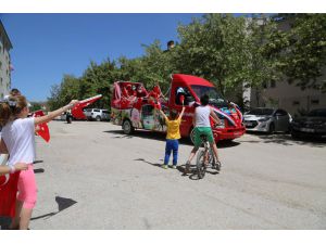 Tunceli Valisi Sonel, mahalle mahalle gezerek çocuk ve gençlere bayrak dağıttı