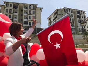 Türk bayrakları ve balonlarla süsledikleri araçlarıyla bayram turu attılar