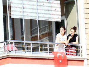 Samsunlular 19 Mayıs coşkusunu balkonlarda yaşadı