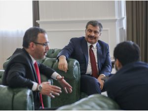 Bakan Kasapoğlu, koronavirüs kahramanları için yazılan mektupları Bakan Koca'ya iletti