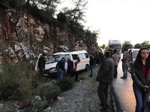 Bodrum'da askerleri taşıyan minibüs kayalıklara çarptı: 3 yaralı